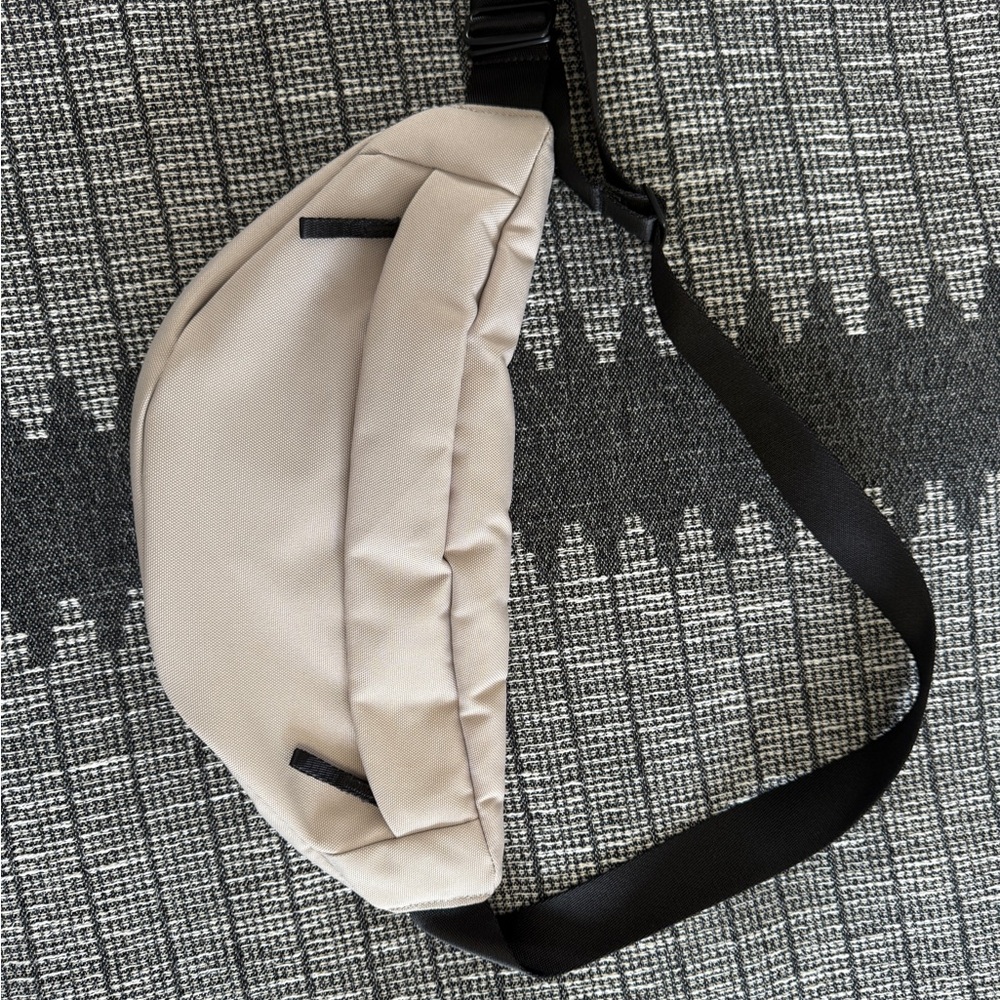 Everlane Renew Transit Gray Crossbody Bag - Picture 3 of 6